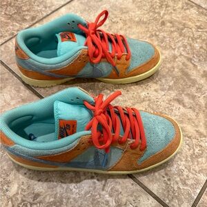 Nike SB Dunk Low Pro Orange/Noise Aqua-Emerald Rise
Size 10
w/Box some damage
